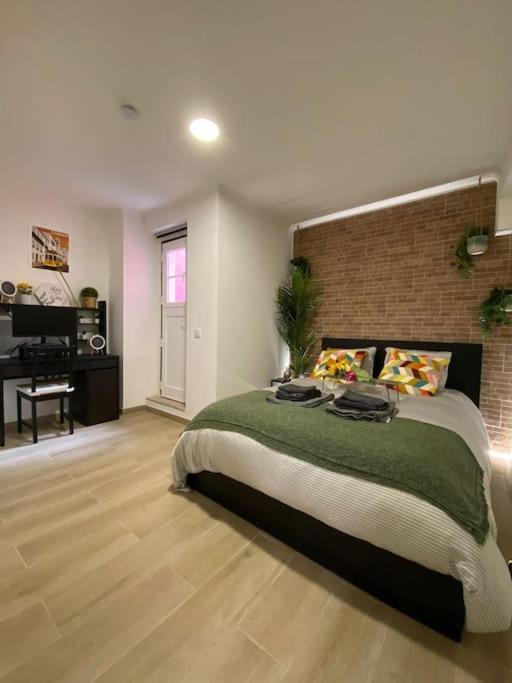 Ferienwohnung Artistic Digital Getaway - Patio & Great Location! Lissabon Exterior foto